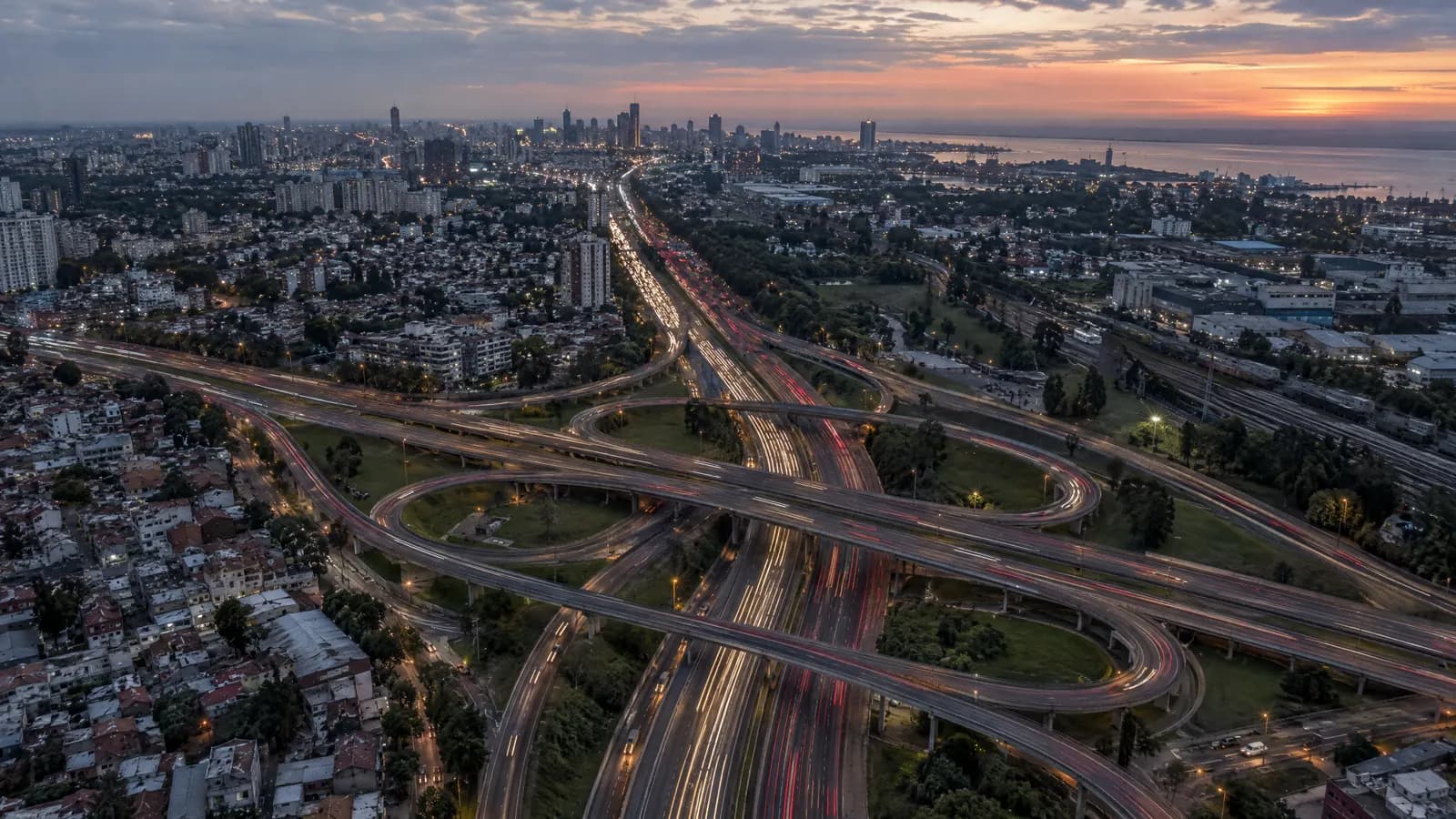 Vista aérea de un distribuidor de autopistas de Buenos Aires al anochecer.