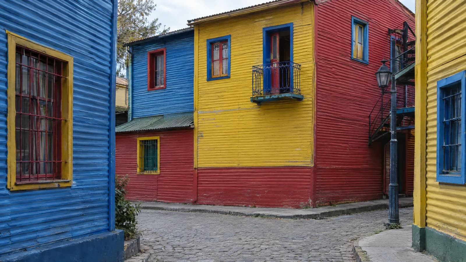 Casas de chapa pintadas de colores en La Boca.