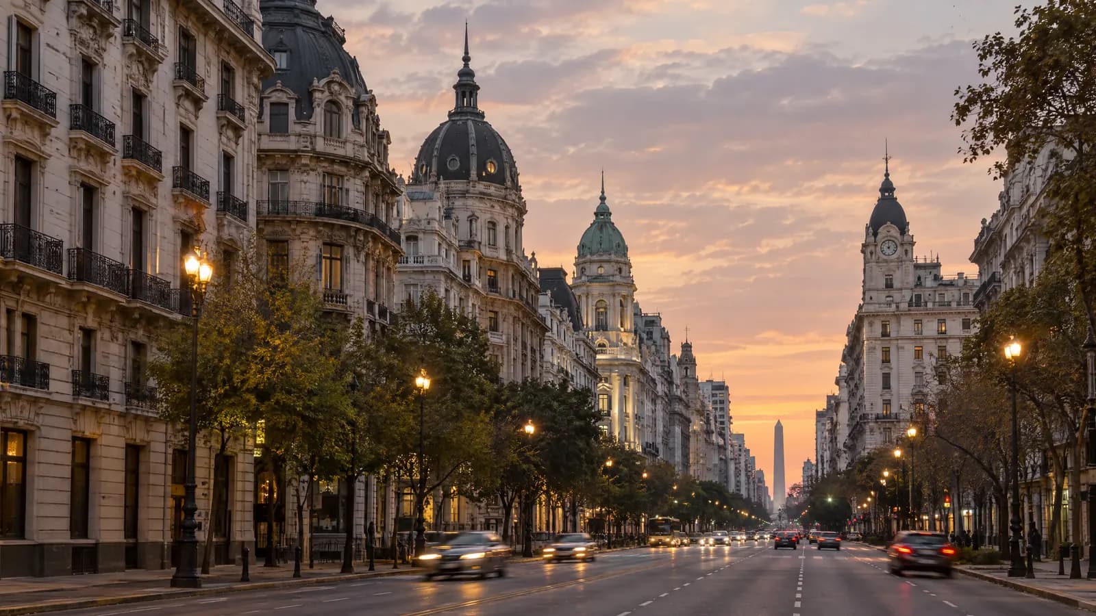 Avenida del centro porteño con edificios de principios del siglo XX y cúpulas al atardecer.