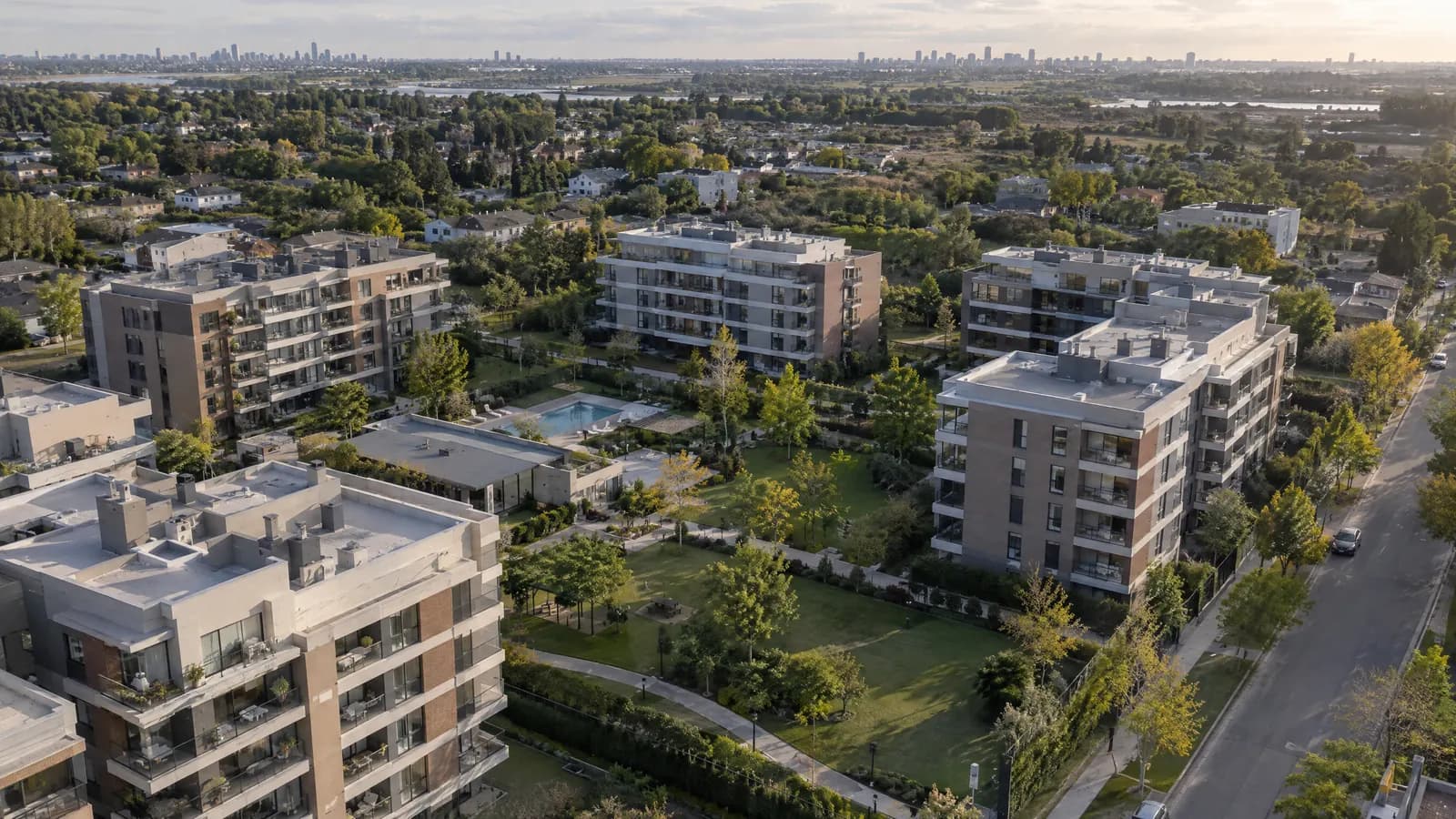 Vista aérea de un conjunto residencial nuevo con patios verdes en las afueras de Buenos Aires.