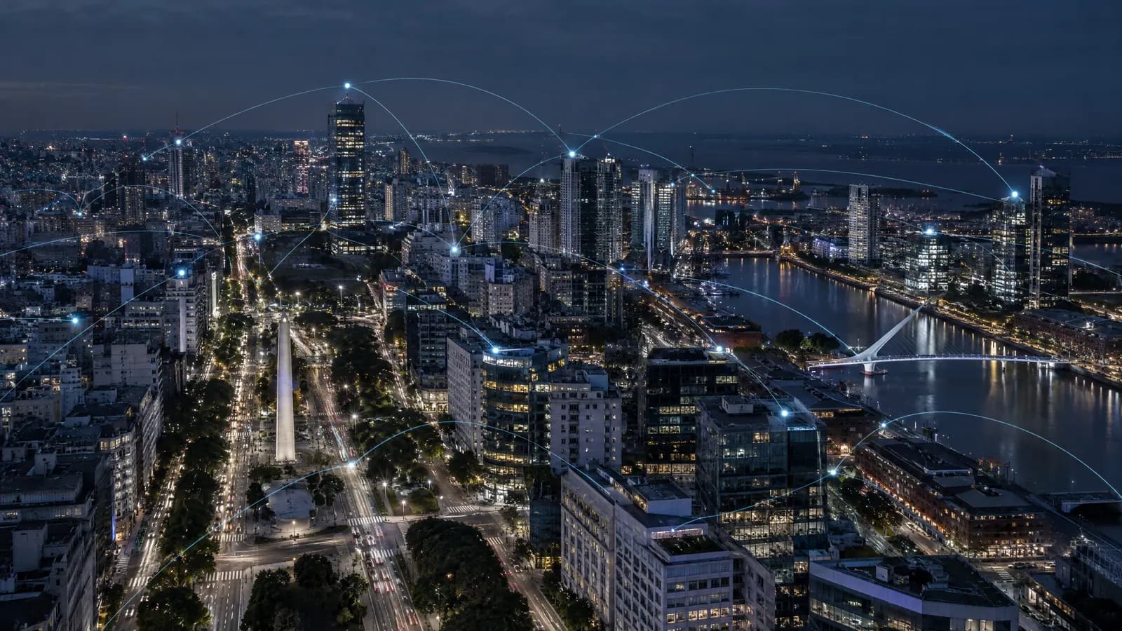 Vista nocturna de Buenos Aires con líneas de datos luminosas que conectan los edificios.