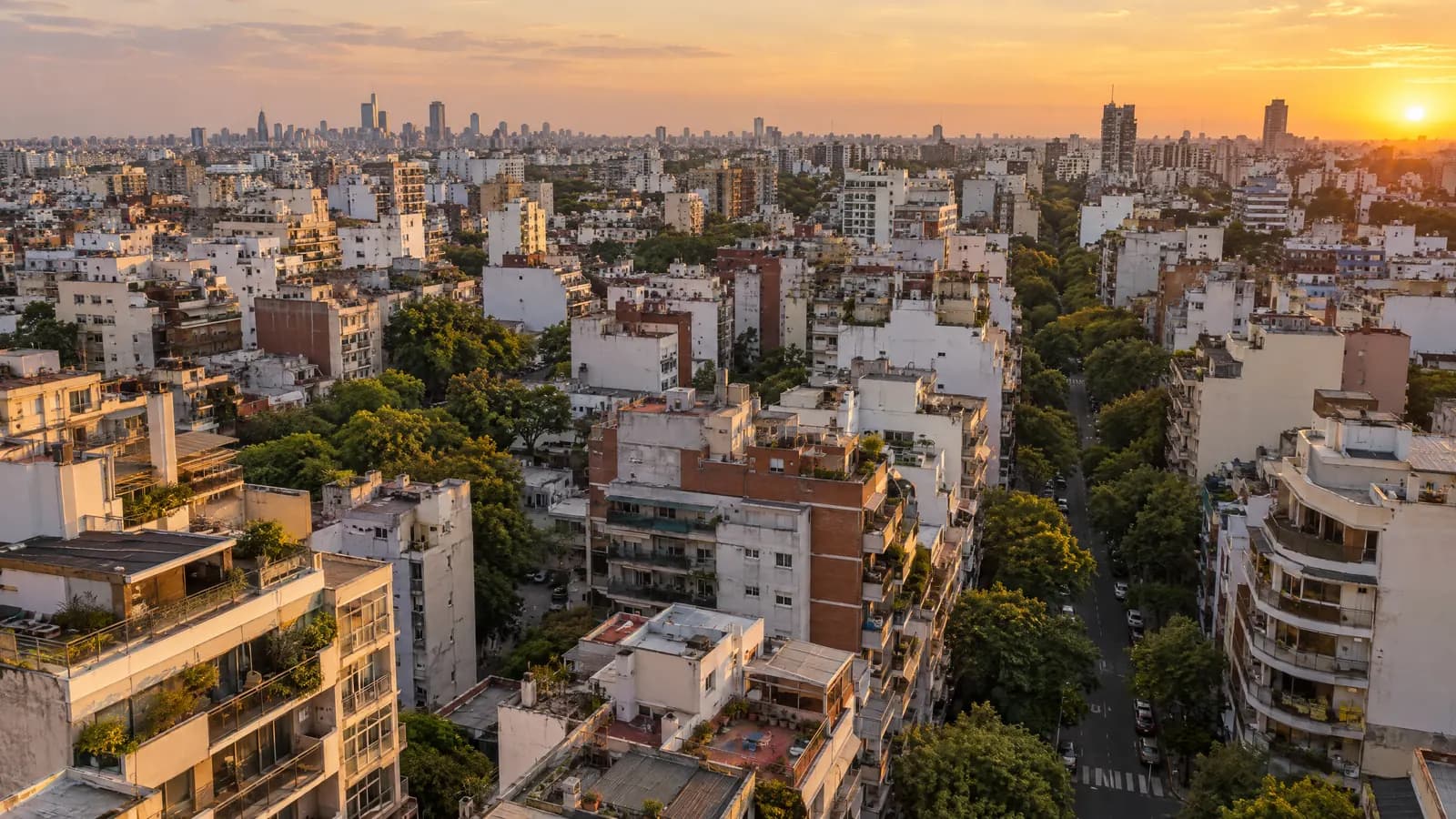 Vista aérea de manzanas residenciales de Buenos Aires al atardecer.