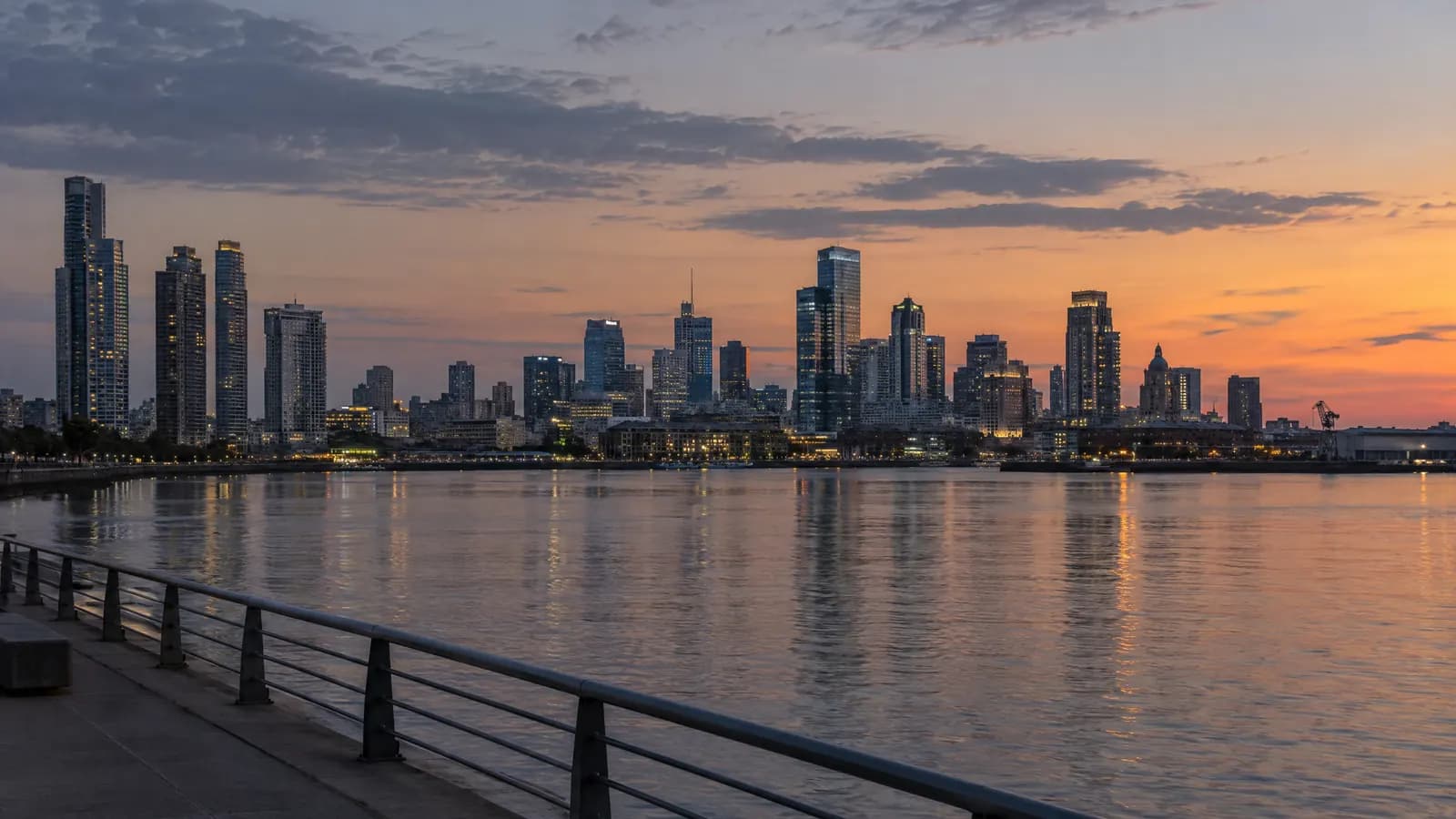 Horizonte de Buenos Aires desde la Costanera al atardecer.